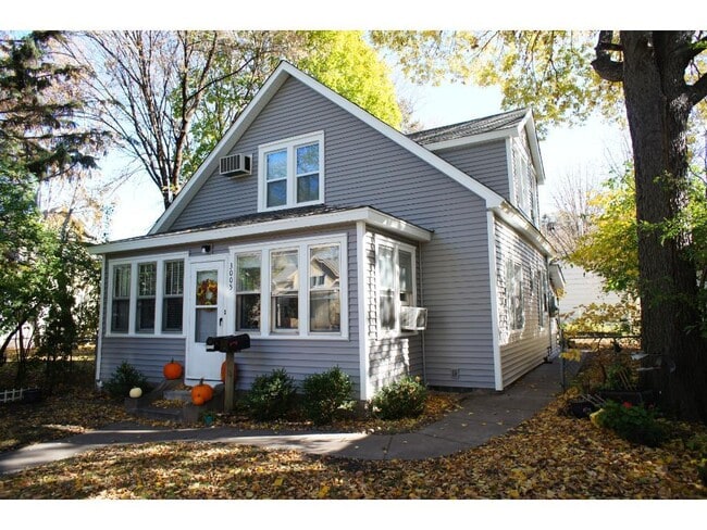 3005 Tyler St NE Unit Upstairs - 2