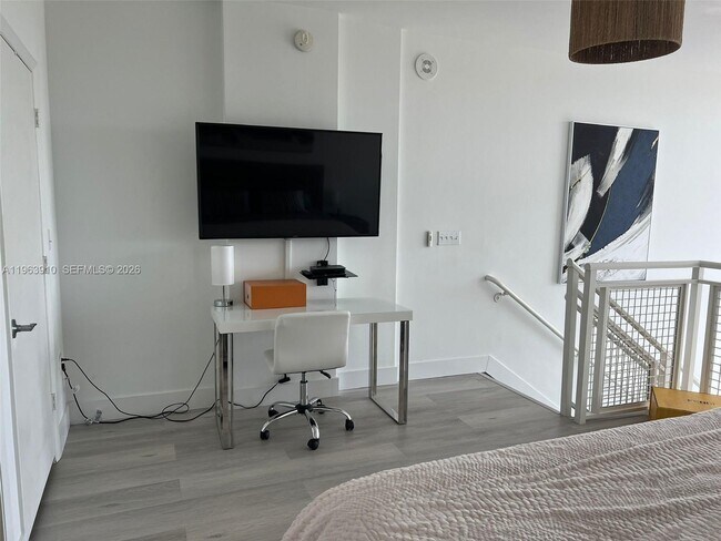 Photo - 253 NE 2nd St Unidad 433