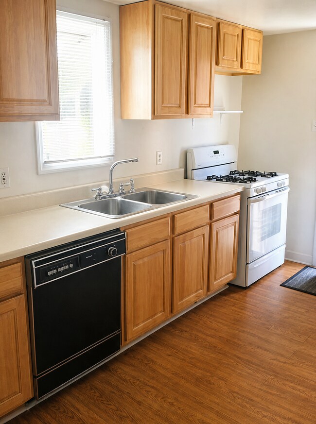 Photo - ***South Side Duplex Apartment For Rent * Pet Friendly * Walk to E. Carson St. * Available Now * ... Unit 1