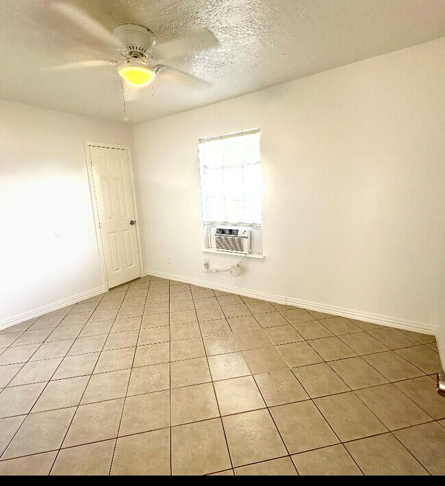 Photo - 831 1/2 Deerpass Drive