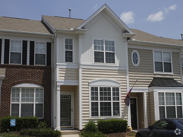 Building Photo - Cozy 2-Bedroom NW Raleigh Townhome just of...