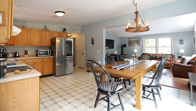 Building Photo - FURNISHED 3 Bed Winter Seasonal Great Location! Available 11/1/26 - $2395/mo