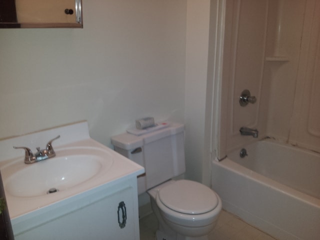 Full Bathroom - 298 Duer St Unit B