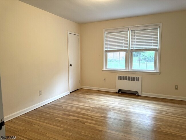 Photo - 390 Morris Ave Unidad 35
