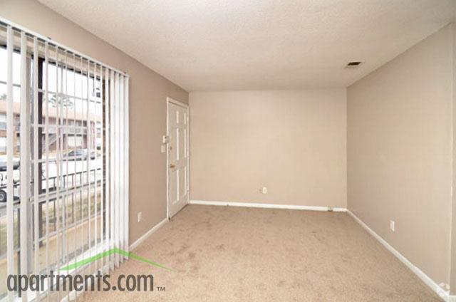 Sala de estar - Chateau Glen Oaks Apartments