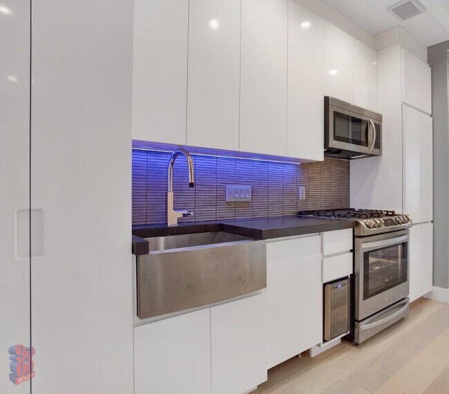 Building Photo - 380 E 10th St