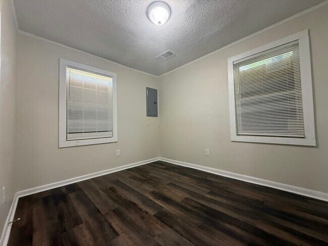 Photo - 1242 Airways Blvd
