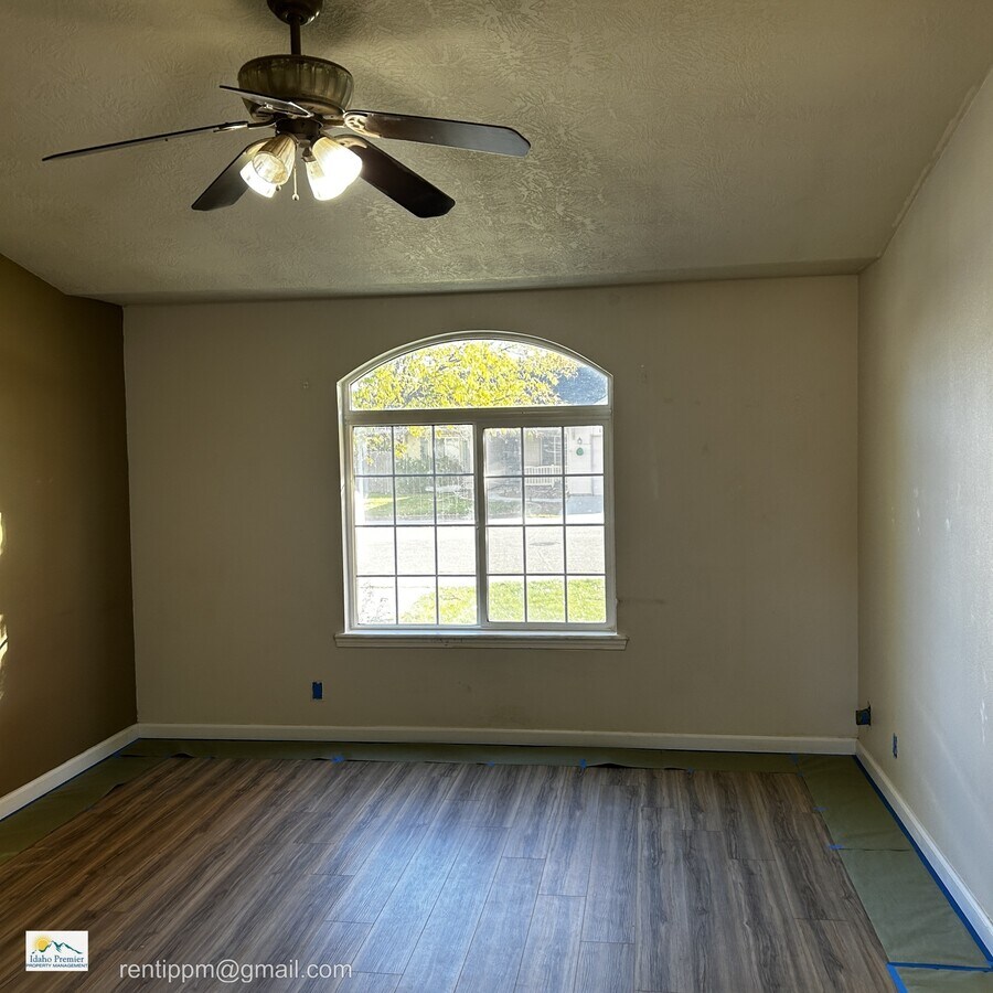 Photo - 1671 Klemmer Ave N