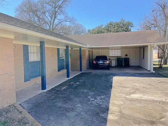 Building Photo - 402 Giddings Ln