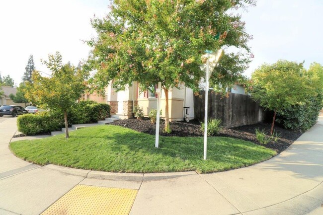 Building Photo - ADORABLE 3/2 Roseville Corner Lot Home!  PLEASE READ ENTIRE AD PRIOR TO CALLING AGENT FOR SHOWING.