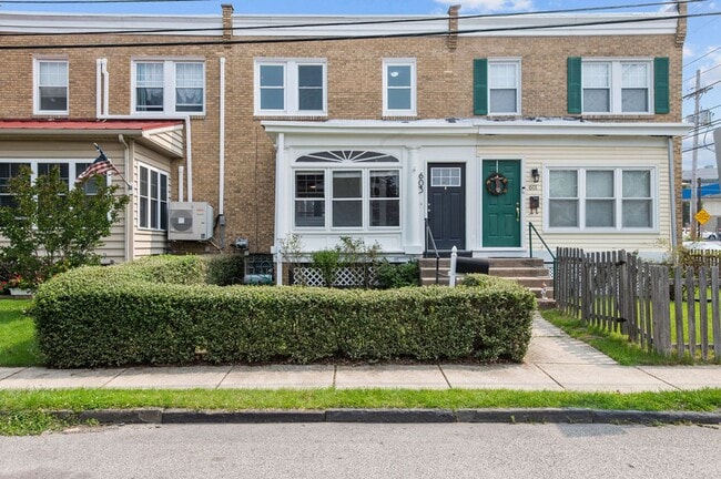 Building Photo - 603 Dayton Rd