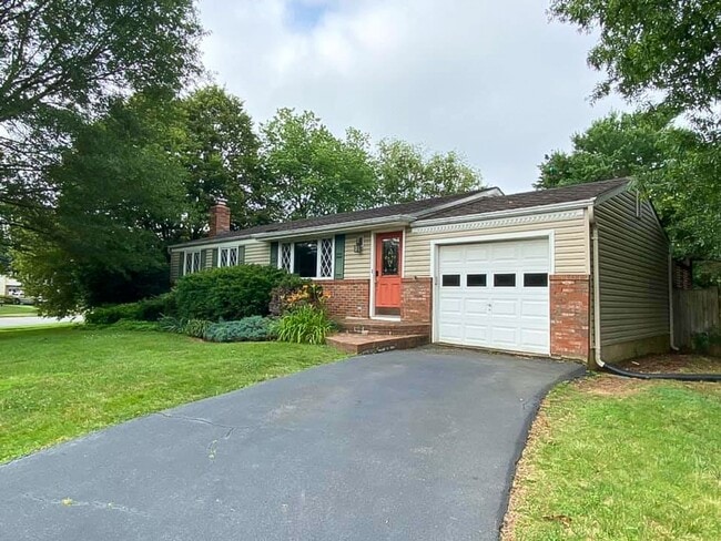 Building Photo - Charming 2-Level, 3 Bedroom 2 Bathroom Hom... Rental