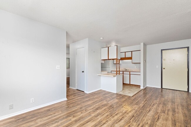 Building Photo - 2 Bedroom, 1 Bath Apartment at the Brookside Apartments! Unit 321