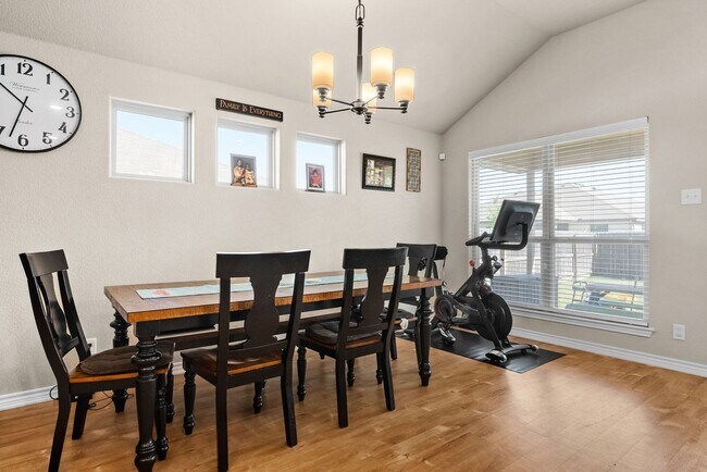 Photo - 907 Hickok Dr