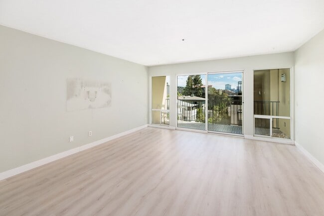 Photo - Beautiful Bankers Hill 2 bedroom condo Unit 5F