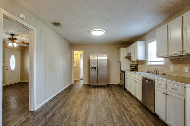 Photo - Pre-lease! Spacious 2 Bedroom with an extra room near Medical and TTU