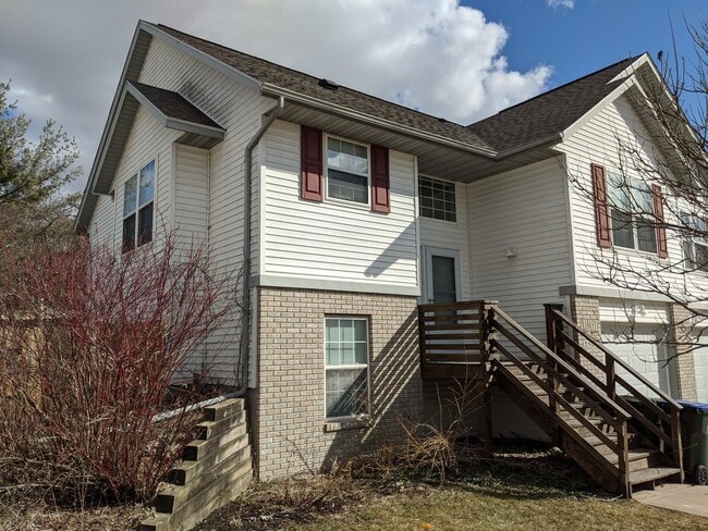 Building Photo - Spacious, corner lot 3-bedroom, 2-bath duplex in Iowa City