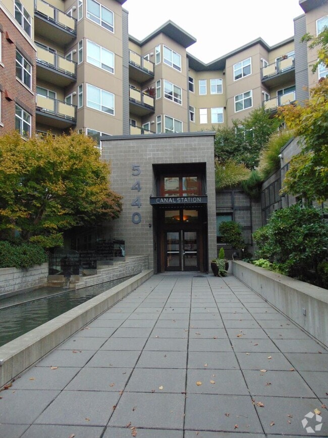 Building Photo - Luxurious and Spacious Ballard 1 Bedroom C... Unit 510 Rental