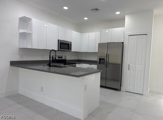 404-406 Chalet Ave S