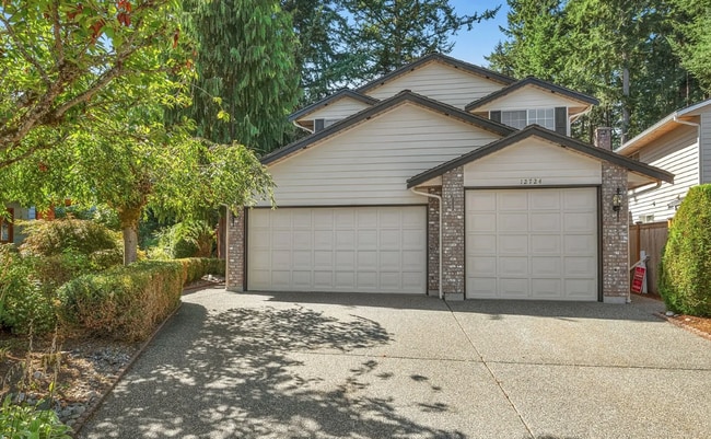 Building Photo - Spacious 3-Bedroom Home with Sunroom in Private Lake Community – Everett