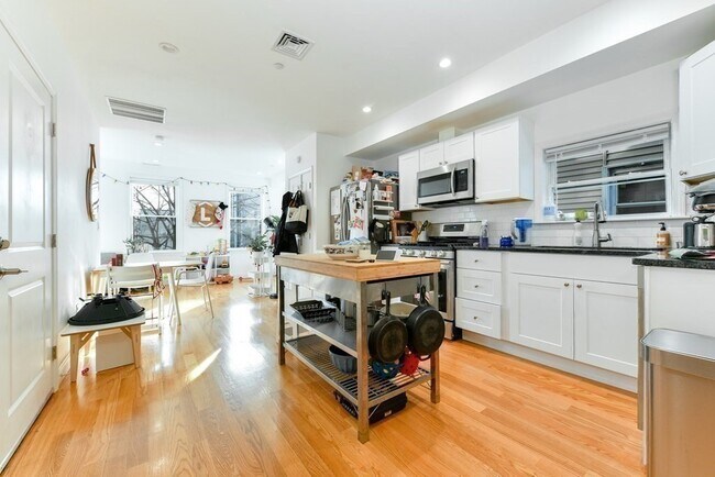 Photo - 236 Havre St Unit 3