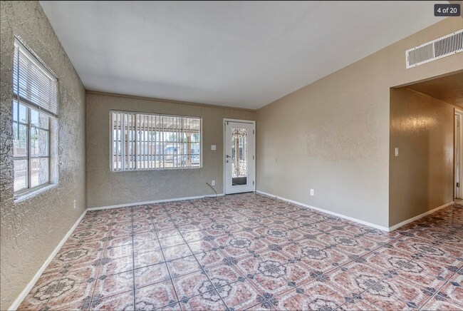 Building Photo - 2430 W Glenrosa Ave Rental