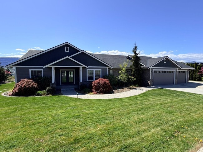 Building Photo - Luxury, golf course living with VIEWS! 3+ bed, 3 bath, three car garage and so much more!