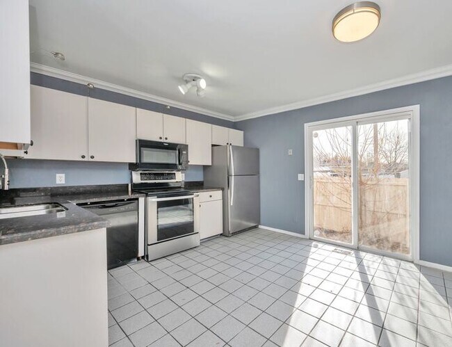 Photo - Awesome Rose Park Thouse in quiet community!