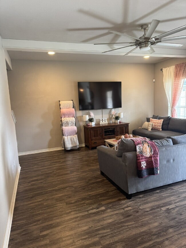 Photo - "Spacious 4-Bed, 4.5-Bath Townhouse Retreat in College Station!" Unit 3400 Summerway