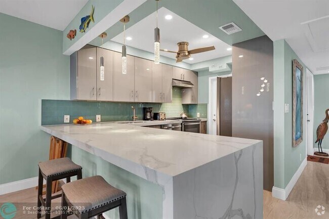 Building Photo - 2751 N Palm Aire Dr Unit 410 Rental