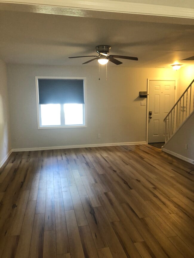 sala de estar grande - 16 Crestmont Dr Unidad A