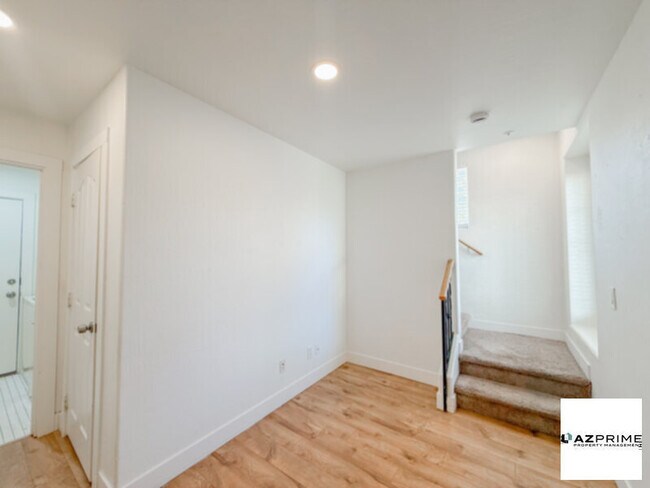 Photo - Stunning Gilbert 2/2 Tri-Level Townhouse - Corner Unit with Gourmet Kitchen &amp; Mountain Views!