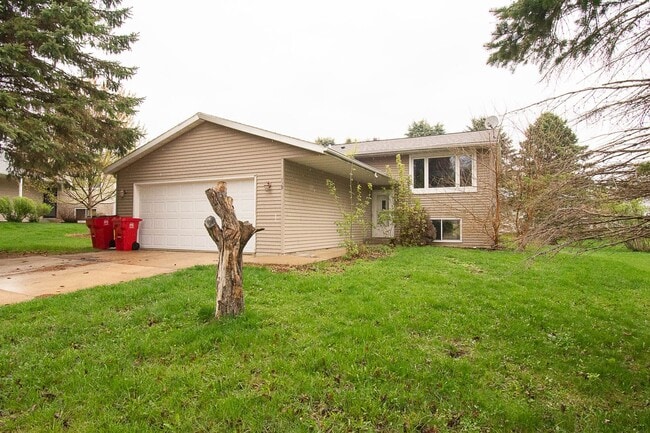 Building Photo - Move-In Ready 4 bed 2 bath off of West Circle Drive Available NOW!