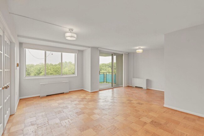 Photo - HUGE Apartment Across from Grosvenor Metro... Unidad 904