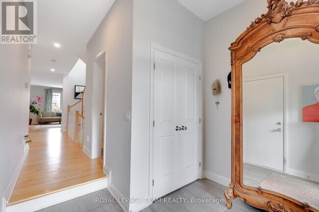 Photo - 711 Gabriola Way