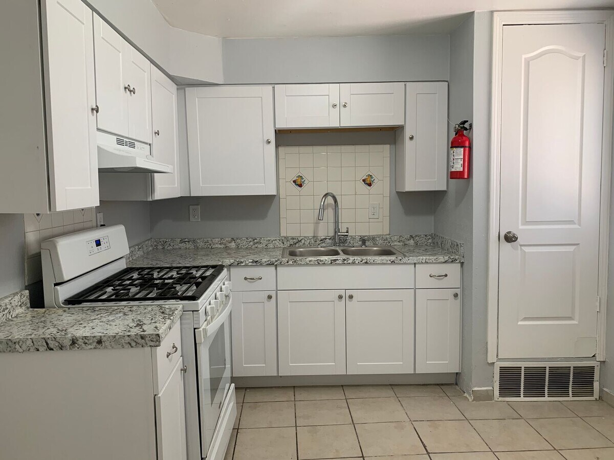 Photo - 328 Rhode Island (New) St NE