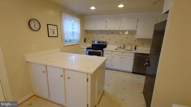 Building Photo - 9310 Kite St