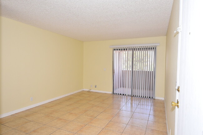 Lovely 2nd Floor, 1 Bed, 1 Bath Condo At Desert Shores!