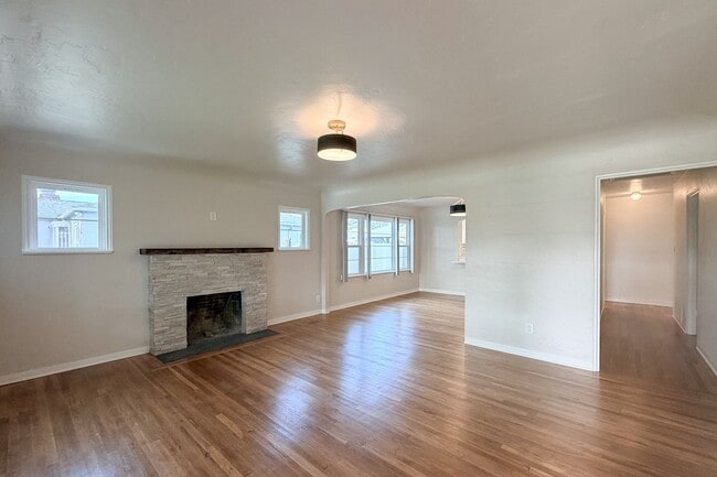 Photo - 431 Deodar Ave