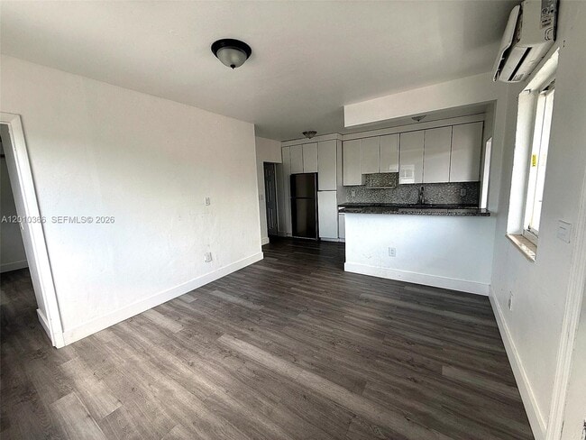 Photo - 1885 SW 4th St Unidad 3