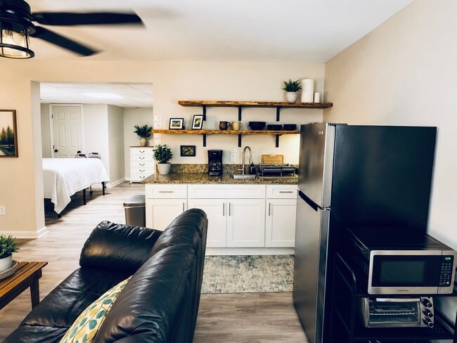 Photo - 3210 Glasco Dr Unidad Quiet, Comfy, & Charming