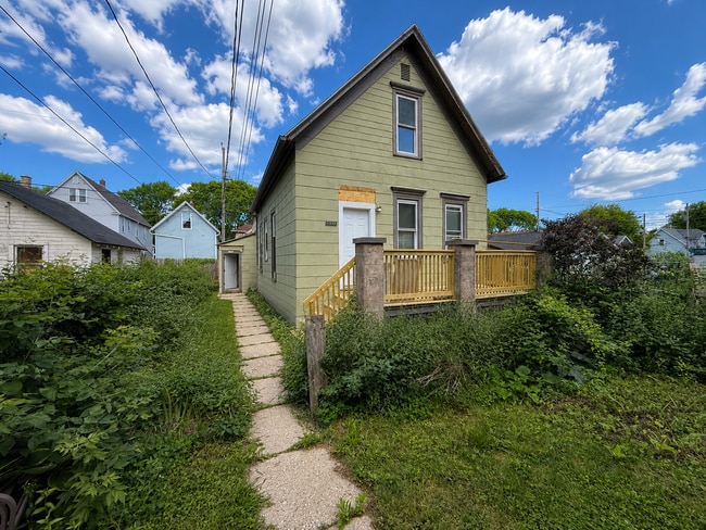 Building Photo - 2939-39B N Pierce St Unit Rear Cottage