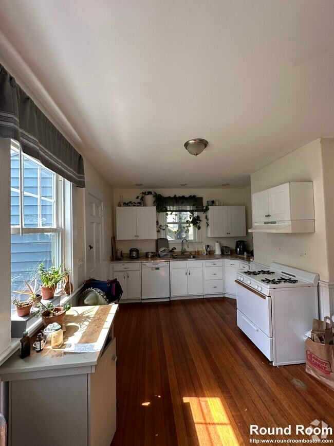 Building Photo - 56 Brooks St Rental