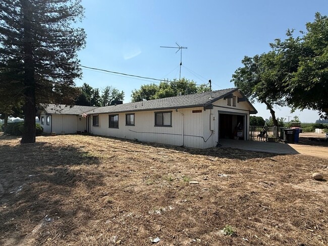 Building Photo - Country Home with Shop!