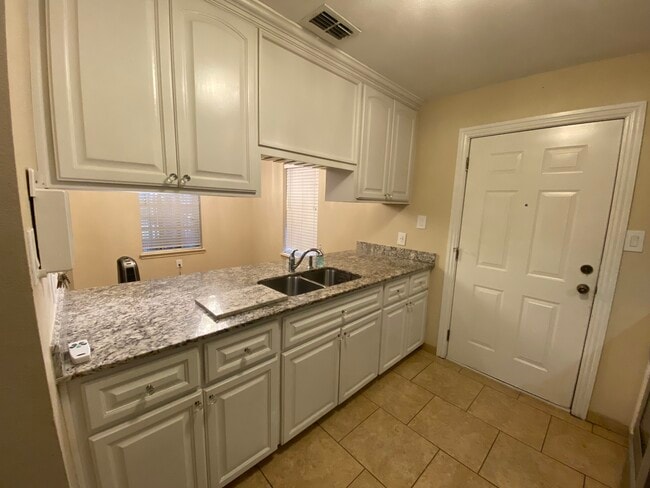 Photo - 810 W La Quinta Dr