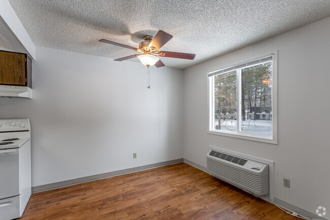 2BR, 1BA - 900SF
