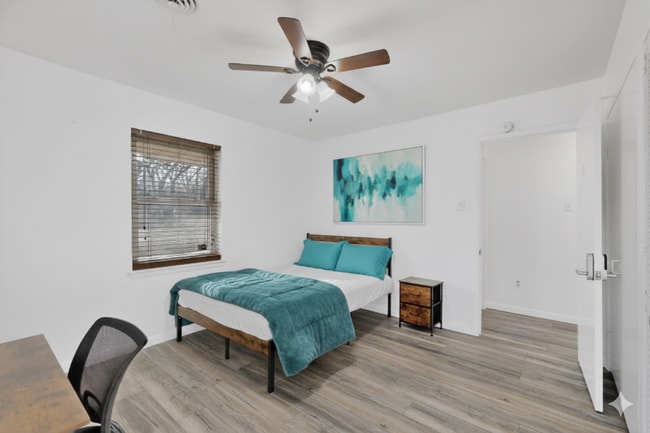 Photo - 404 Nottingham Dr