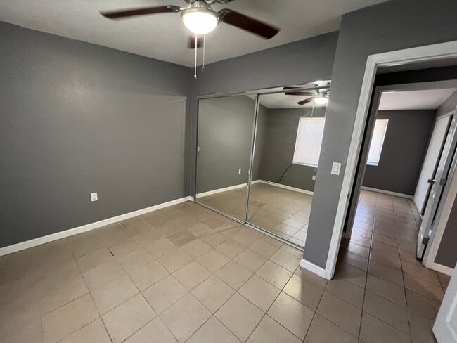 Building Photo - 411 Unit D