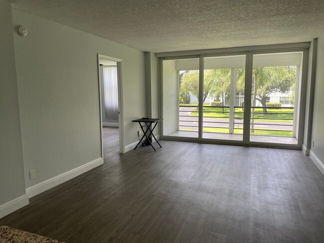 Building Photo - 114 Royal Pk Dr Unit 2A
