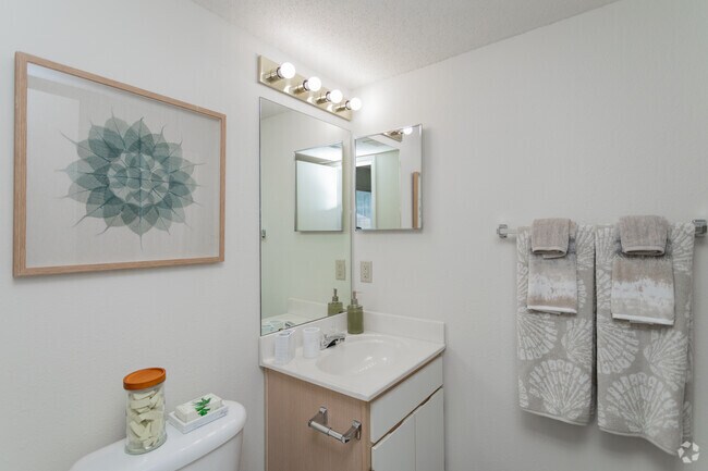 2BR, 2BA - 862SF